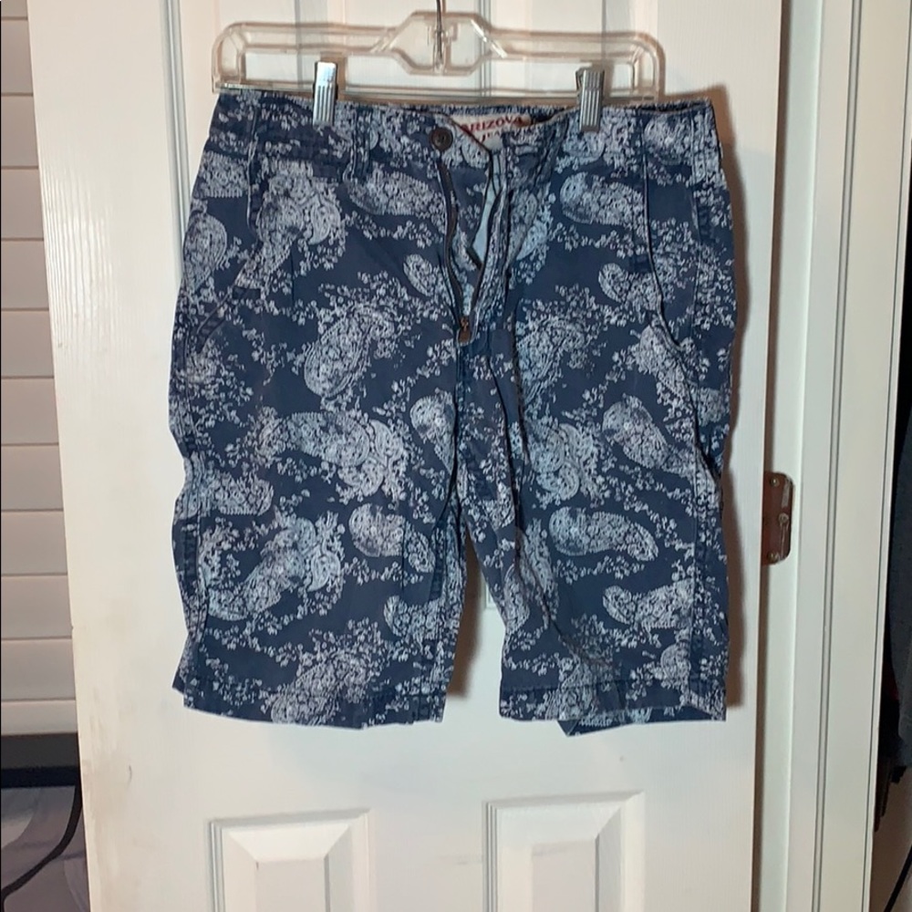 Arizona blue and white paisley cargo shorts sz30w